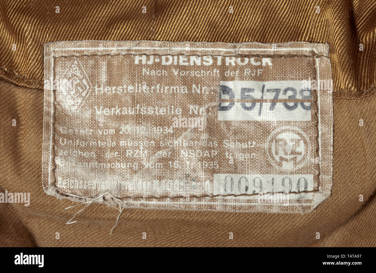 Une veste de service pour un HJ-Hauptbannführer au Tyrol région depot morceau avec étiquette RZM gabardine marron grainé nickelé avec boutons RZM, brun imitation de soie avec cintre intégré et de l'ouverture à l'arme de poing, les commandes de boucles, dans la poche intérieure d'une étiquette RZM HJ-Dienstrock «'. Noir cousus avec épaulettes feuille de chêne d'argent la broderie et bordure de cordon ainsi qu'une étoile en métal. Manchon noir cousus avec triangle tissé jaune 'Légende' üdost Tirol et traditionnels d'or braid. Un manteau très rare, historique historique., 20e siècle, Additional-Rights Clearance-Info-Not-Available- Banque D'Images