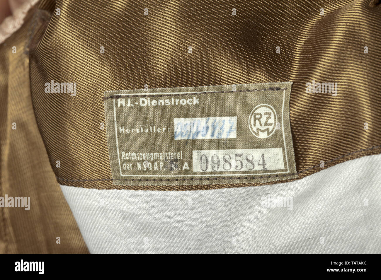 Une veste de service pour un HJ-Oberstammführer dans la région saxe depot morceau avec étiquette RZM laine marron avec boutons gris, incorporated hanger et ouverture à la dague du leader, de soie de couleur olive avec étiquette RZM HJ-Dienstrock «' dans la poche intérieure. Dans l'épaule noir cousus avec corde d'argent, le délignage, quatre étoiles et un rang de métal bande d'argent. Manchon noir cousu avec lettrage jaune triangle tissé 'Mitte Sachsen'., historique, historique du 20e siècle, Additional-Rights Clearance-Info-Not-Available- Banque D'Images