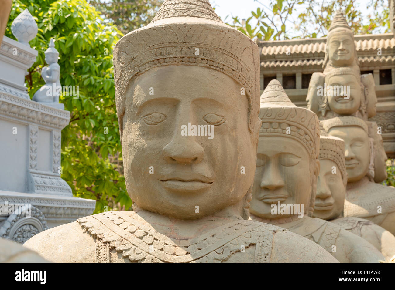 Temple bouddhiste statues à Khnat, Siem Reap, Cambodge Banque D'Images