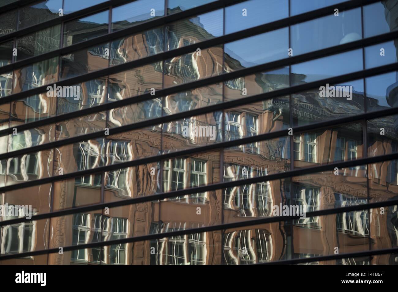 Vieux bâtiment moderne à la façade de verre reflète, Berlin, Germany, Europe Banque D'Images