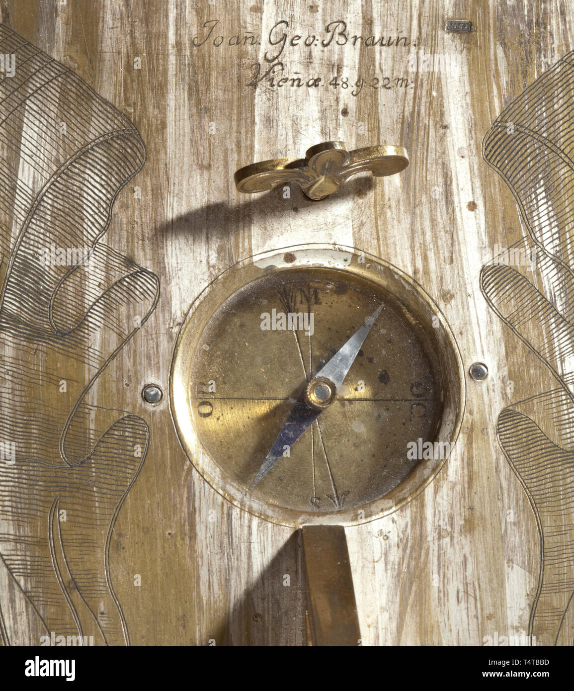 Un cadran solaire de table avec une boussole, Johann Georg Braun, Augsbourg, vers 1730/40, plaqué argent plaque de base en laiton rectangulaire avec trois vis d'alignement. Le côté supérieur portant la signature 'Joan. Geo. Braun' et la longitude pour Vienne 'Vien æ 48 g 22 m'. Fixé à l'aide de vis est un support triangulaire avec un pendule. Cadran gravé richement incrusté avec boussole. L'argenture frotté par endroits. Dimensions 20,6 x 16,6 cm., historique historique, Artisanat, Artisanat, Artisanat, objet, objets, alambics, clipping, coupures, découper, couper-ou Additional-Rights Clearance-Info,--Not-Available Banque D'Images