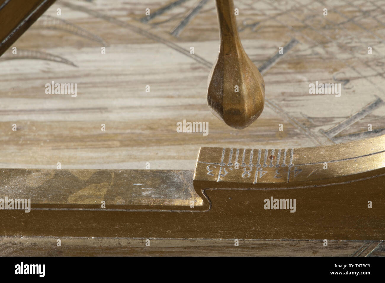 Un cadran solaire de table avec une boussole, Johann Georg Braun, Augsbourg, vers 1730/40, plaqué argent plaque de base en laiton rectangulaire avec trois vis d'alignement. Le côté supérieur portant la signature 'Joan. Geo. Braun' et la longitude pour Vienne 'Vien æ 48 g 22 m'. Fixé à l'aide de vis est un support triangulaire avec un pendule. Cadran gravé richement incrusté avec boussole. L'argenture frotté par endroits. Dimensions 20,6 x 16,6 cm., historique historique, Artisanat, Artisanat, Artisanat, objet, objets, alambics, clipping, coupures, découper, couper-ou Additional-Rights Clearance-Info,--Not-Available Banque D'Images