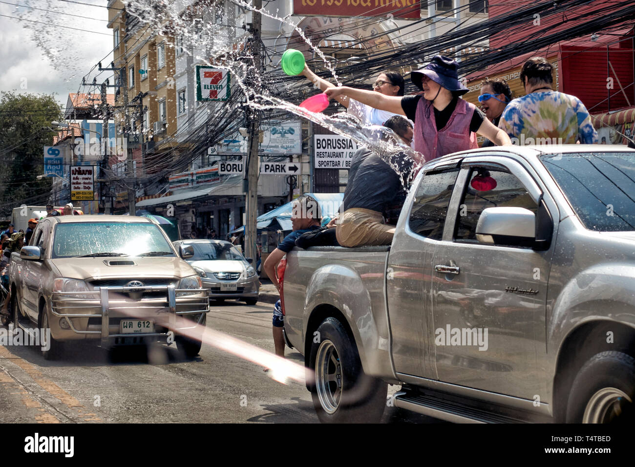 La Thaïlande Songkran festival de l'eau et de l'an 2019 avec des gens jetant de l'eau à partir d'un pick up truck Banque D'Images