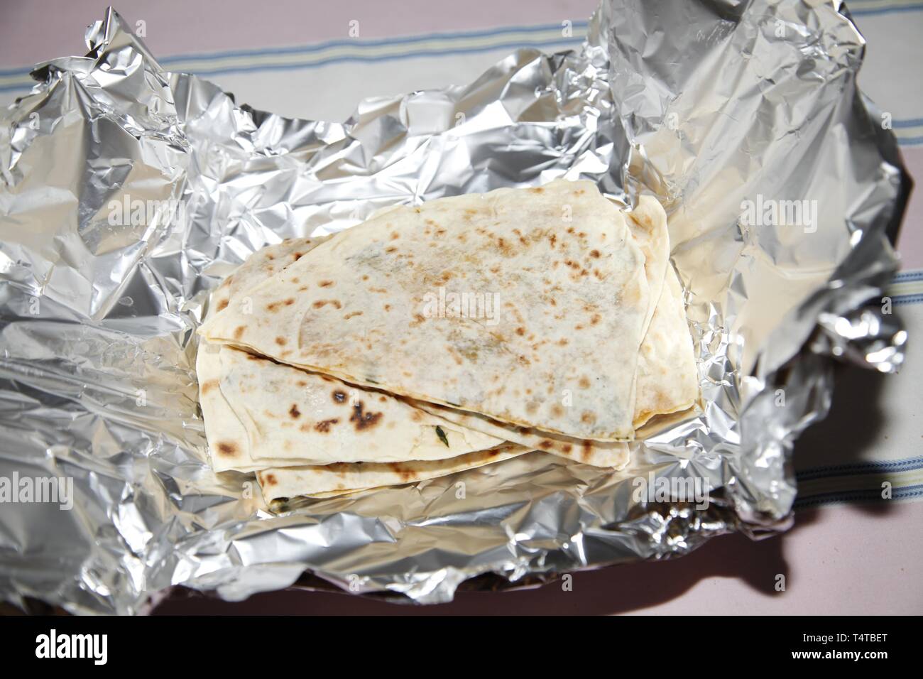 Les crêpes dans du papier aluminium Banque D'Images