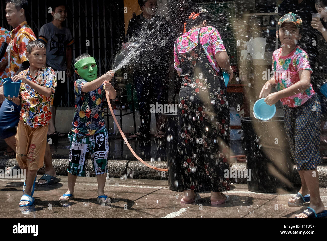 La Thaïlande Songkran festival de l'eau et de l'an 2019 avec des jeunes appréciant le plaisir et jetant de l'eau plus de passants. Banque D'Images