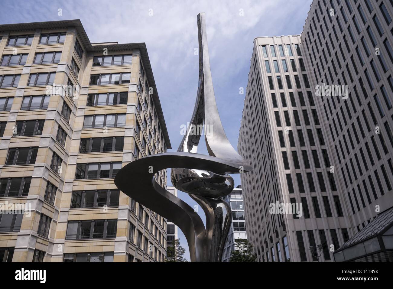 Inge-Beisheim-Platz, la sculpture "Phoenix", Potsdamer Platz, Berlin, Germany, Europe Banque D'Images