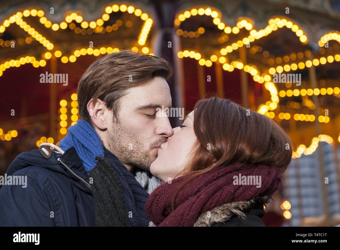 Un couple s'embrasser sur un marché de Noël, l'Allemagne, de l'Europe Banque D'Images