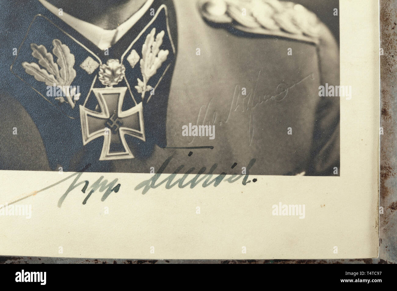 Sepp Dietrich (1892 - 1966) - chef de la Leibstandarte" - une photographie encadrée d'argent avec dévouement Portrait photographique d'une signature originale à l'encre, la photographie avec studio d'enregistrement. Dans un cadre permanent d'argent avec plusieurs marques. Dimensions du cadre 24 x 32 cm. Historique Historique, rare., 20e siècle, années 1930, années 1940, Waffen-SS, division de l'armée des SS, un service armé, forces armées, NS, le National-socialisme, le Nazisme, Troisième Reich, l'Empire allemand, l'Allemagne, militaire, militaria, ustensile, pièce de l'équipement, les ustensiles, objet, objets, alambics, clipping, coupures, découper, couper, Editorial-Use-seulement Banque D'Images