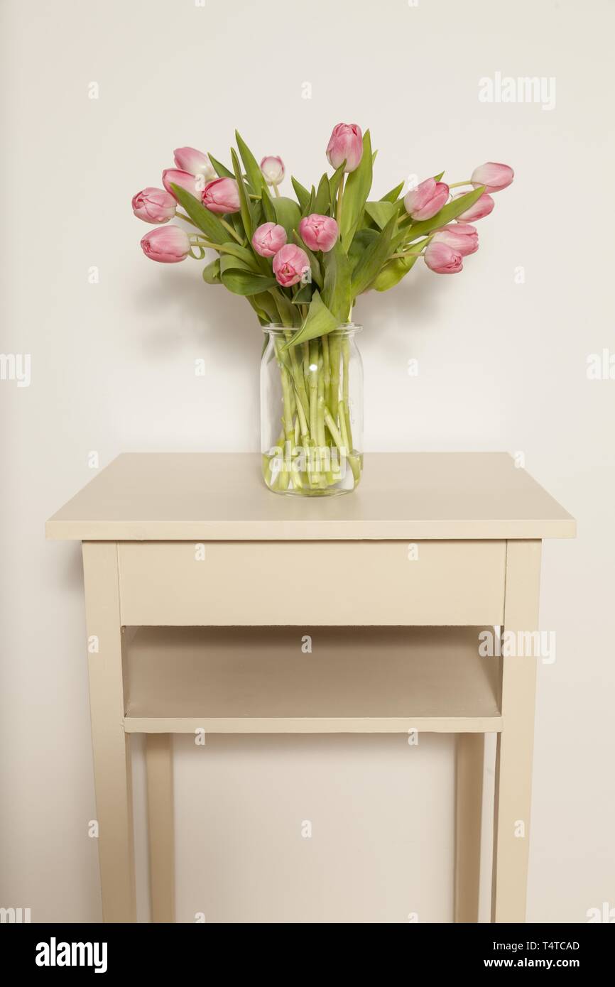 Bouquet de tulipes en verre sur un tabouret Banque D'Images