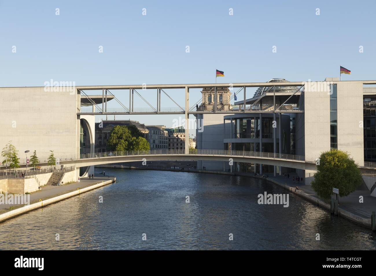 Pont sur la Spree entre Marie-Elisabeth-Lueders-Haus¶et le Paul Lévesque être House, Berlin, Germany, Europe Banque D'Images