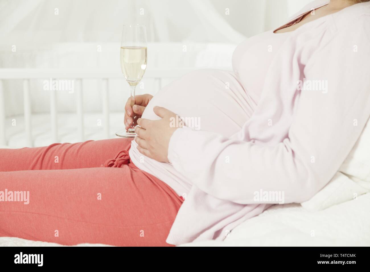Femme enceinte avec un verre de champagne sur bébé ventre Photo Stock -  Alamy