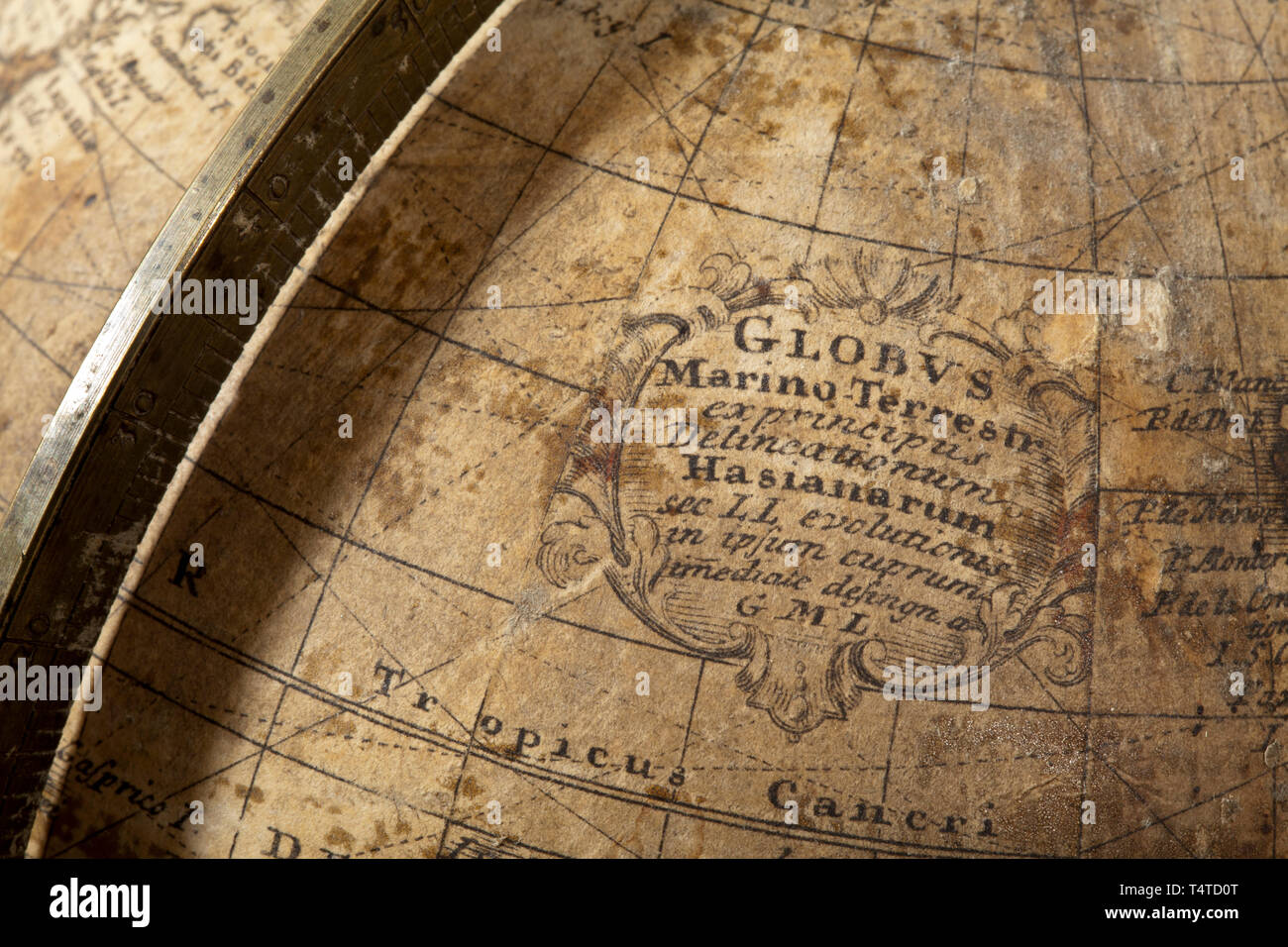 Une table globe, Nuremberg, datée du 1747, forgé creux appliqué toute la surface avec du papier, le plan cuivre finement gravé, le pays à l'autre partiellement coloriés à la main. Deux cartouches en script baroque avec bouilloire désignation 'Hommanian - Hered Norimb. 1747'. Anneau en laiton gravé avec degré de leur diplôme. Original, support en bois avec des colonnes finement, le carton de l'appliqué avec une fine échelle gravée en cuivre sur le côté supérieur. Hauteur 21 cm, diamètre du globe 13 cm. La gravure sur cuivre en partie fortement altérée, la zone nord-américaine de la planète-Clearance-Info Additional-Rights , très-Not-Available Banque D'Images