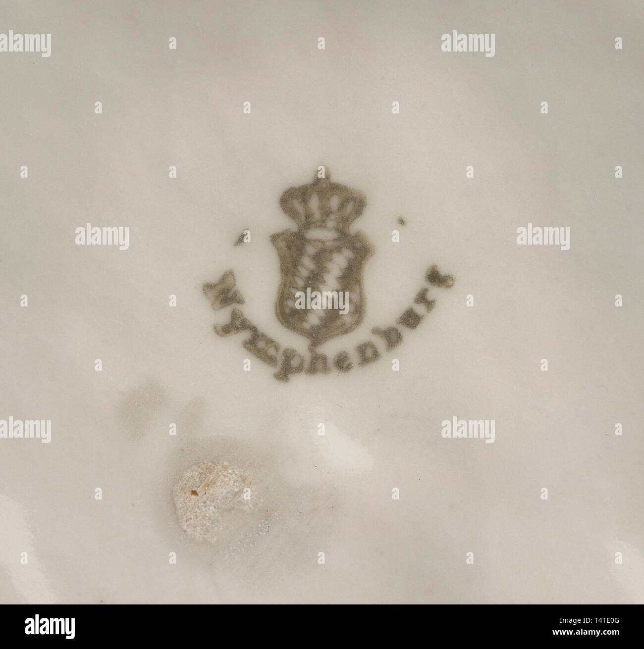 Roland von Bohr (1899 - 1962) - la pièce maîtresse de la 'Summer' du ministère des Affaires étrangères du Reich, Groupe de figures en porcelaine émaillée blanche, par la manufacture de Nymphenburg. Style ancienne représentation d'un jeune et une fille à la moisson. Le numéro de modèle 851 '-1' et un bouclier en forme de losange estampée sur la base, également une marque de manufacture sous glaçure verte. Un pied avec une fissure, légèrement frappé, en particulier l'extrémité de l'ensemble des grains, sinon un groupe de dessins exceptionnel de préservation. Extrêmement rare. Environ 32 cm de hauteur, longueur 38 cm. Les quatre centres de table 'Spring', 'Summer', 'Au, Editorial-Use-seulement Banque D'Images