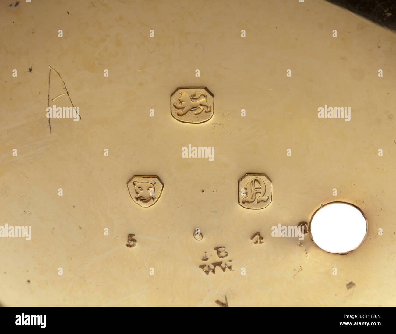 Une verge d'or montre de poche avec boîtier, A. Stanton, Londres, vers 1800, Gold cas avec plusieurs timbres. Plaque signée avec mouvement mouvement rond piliers. Chain/escargot avec équilibre finement percé pont. Face émail avec chiffres romains. Réveil en ordre de fonctionnement. Diamètre 5,7 cm, poids du boîtier extérieur 53,5 g, poids total 173 g., historique historique du 19e siècle, Additional-Rights Clearance-Info-Not-Available- Banque D'Images