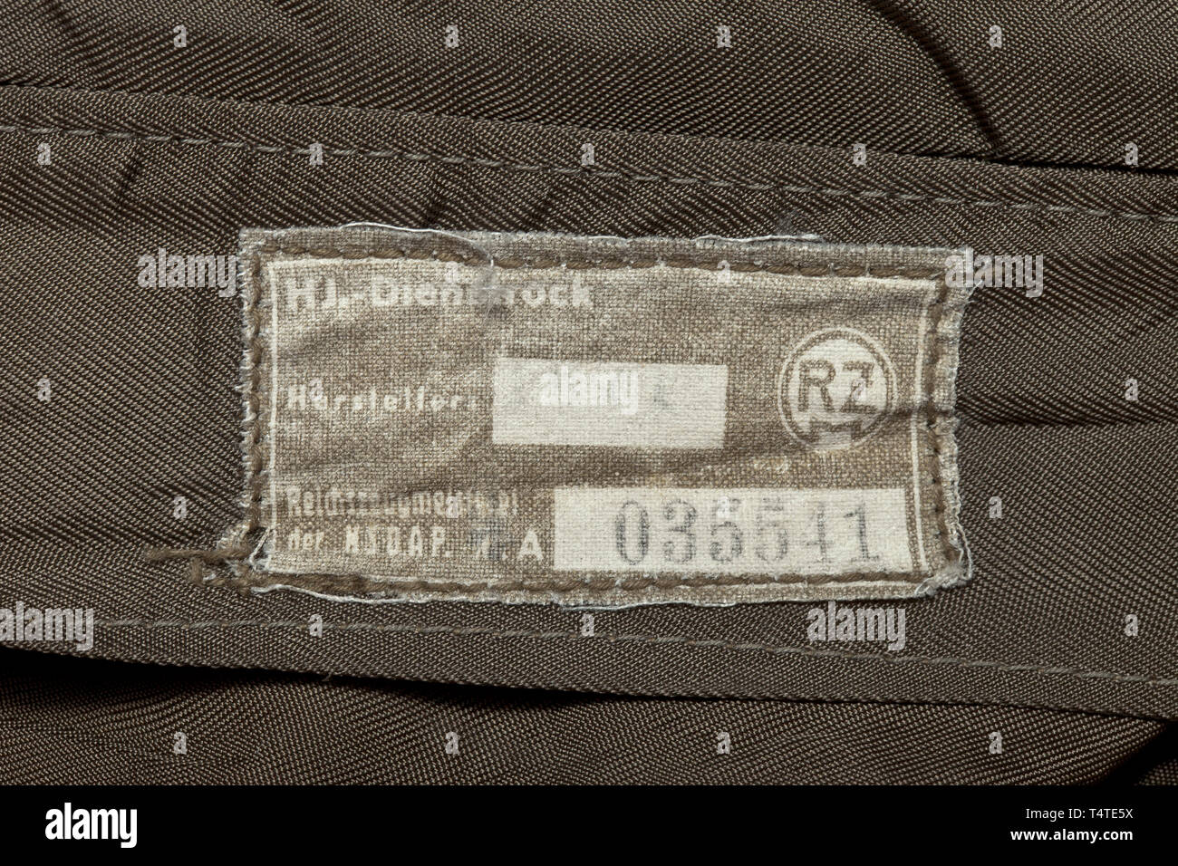 Une veste de service pour les membres des équipes de défense incendie HJ depot morceau avec étiquette RZM laine brun-olive avec collier noir, l'objet voler avec boutons de corne, les poches avec boutons à grain fin d'argent. Imitation de soie noire, la ceinture avec boucle de transport tag RZM HJ-Dienstrock «'. Avec une bande de bras HJ. Un rare manteau., historique, historique du 20e siècle, Additional-Rights Clearance-Info-Not-Available- Banque D'Images