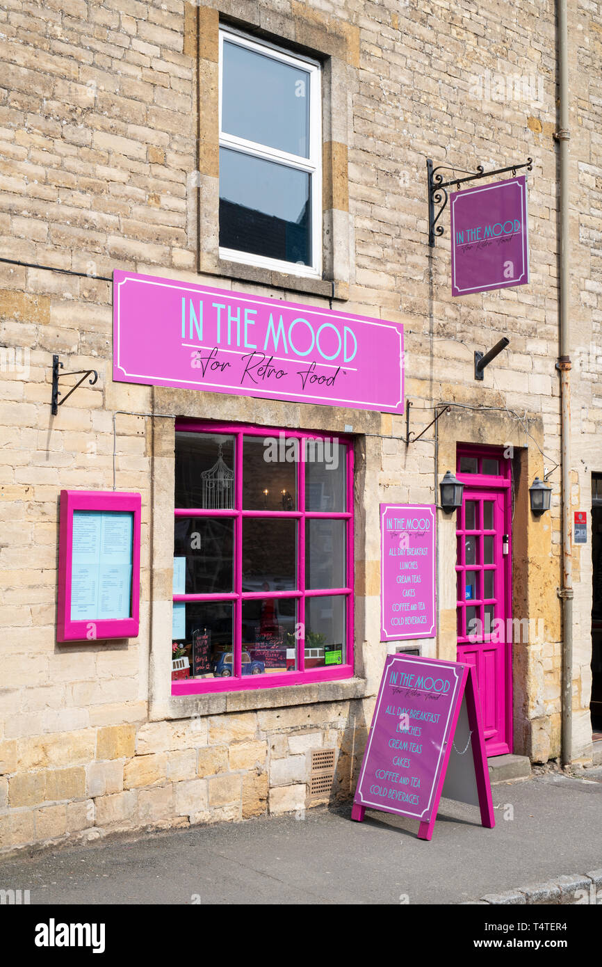 Dans l'ambiance Tearoom à Digbeth Street, Stow on the Wold, Cotswolds, Gloucestershire, Angleterre Banque D'Images Dans l'ambiance Tearoom à Digbeth Street, Stow on the Wold, Cotswolds, Gloucestershire, Angleterre Banque D'Images