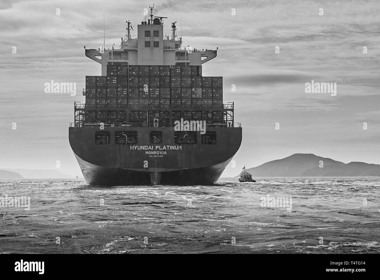 Photo en noir et blanc du porte-conteneurs géant, Hyundai, platine en cours dans le chenal de navigation de l'est occupé, Lamma Hong Kong. Banque D'Images
