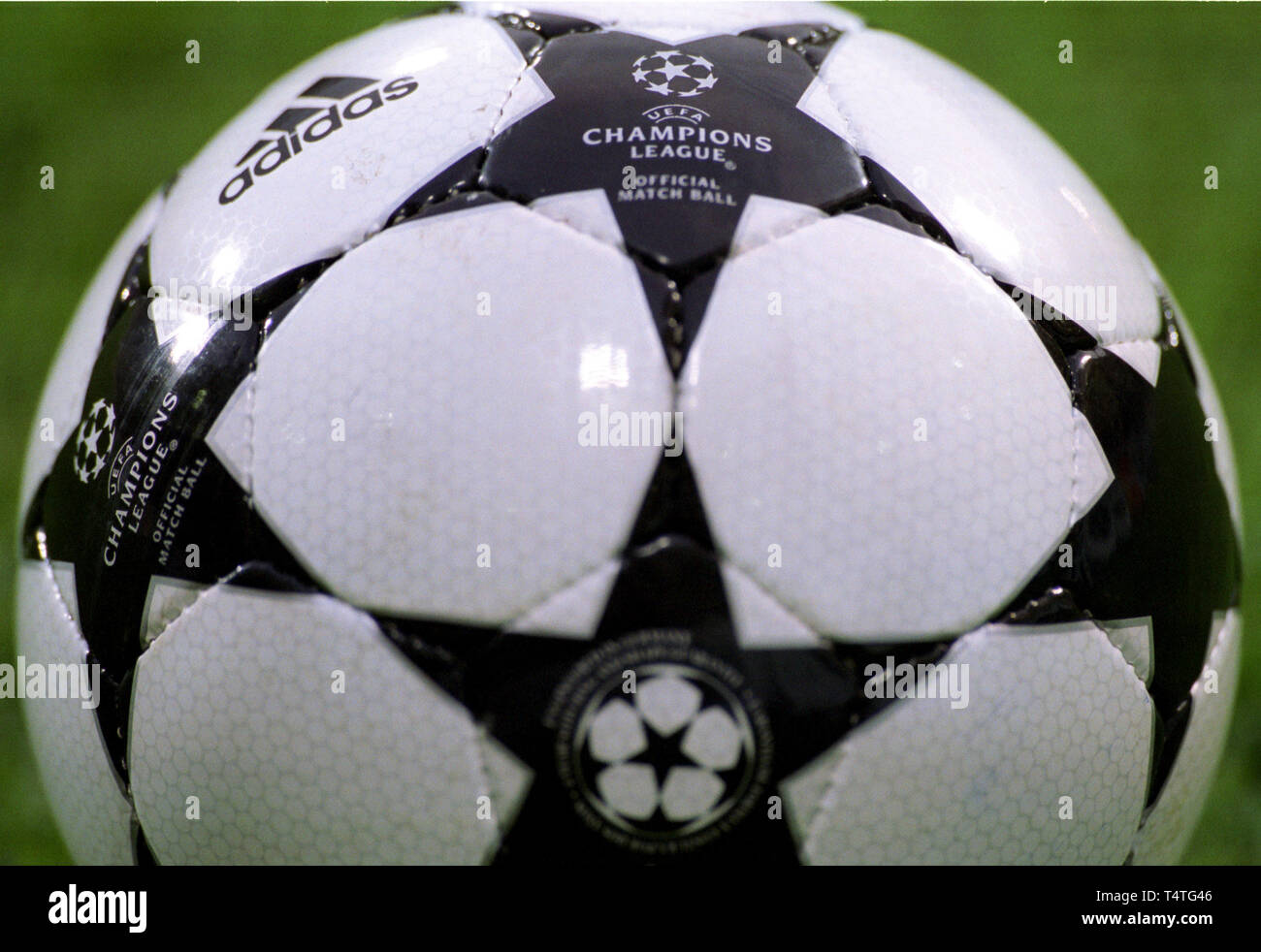 Ballon rouge adidas ligue des champions Banque de photographies et d'images  à haute résolution - Alamy