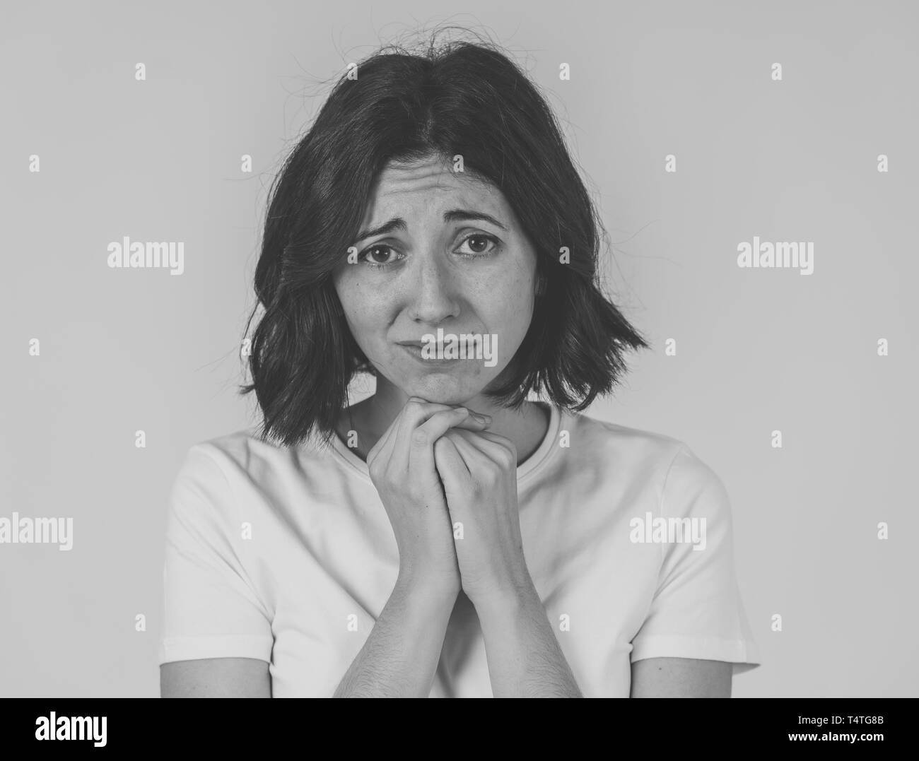 Le noir et blanc portrait de jeune femme triste, sérieux et concerné, l'air inquiet et dégoûté. Regardant la caméra avec regard sévère. Avec l'exemplaire sp Banque D'Images