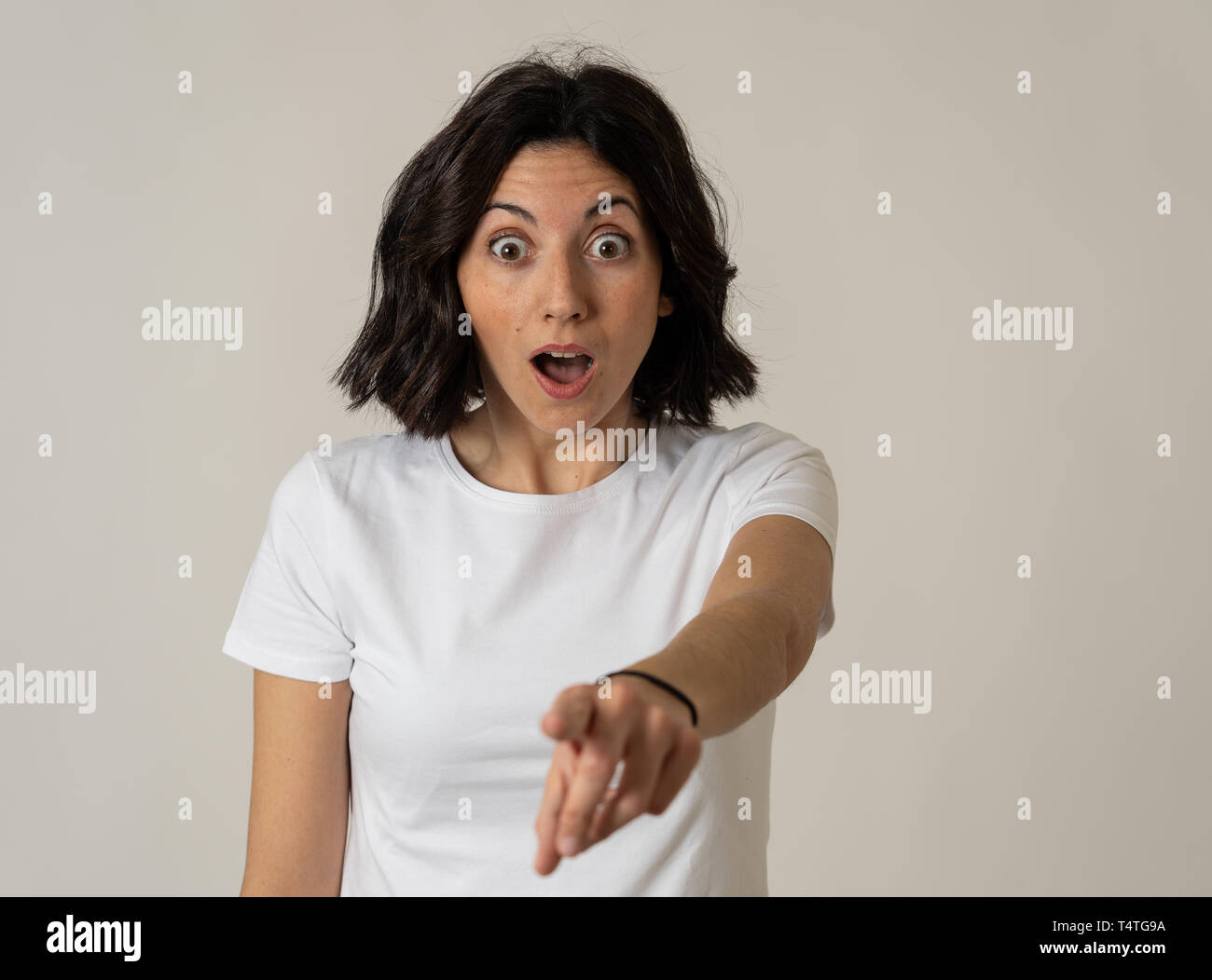 Portrait de femme choqué belle bonne nouvelle audience ou d'avoir beaucoup de succès avec un visage heureux et surpris. Expression du visage, les émotions humaines et cel Banque D'Images