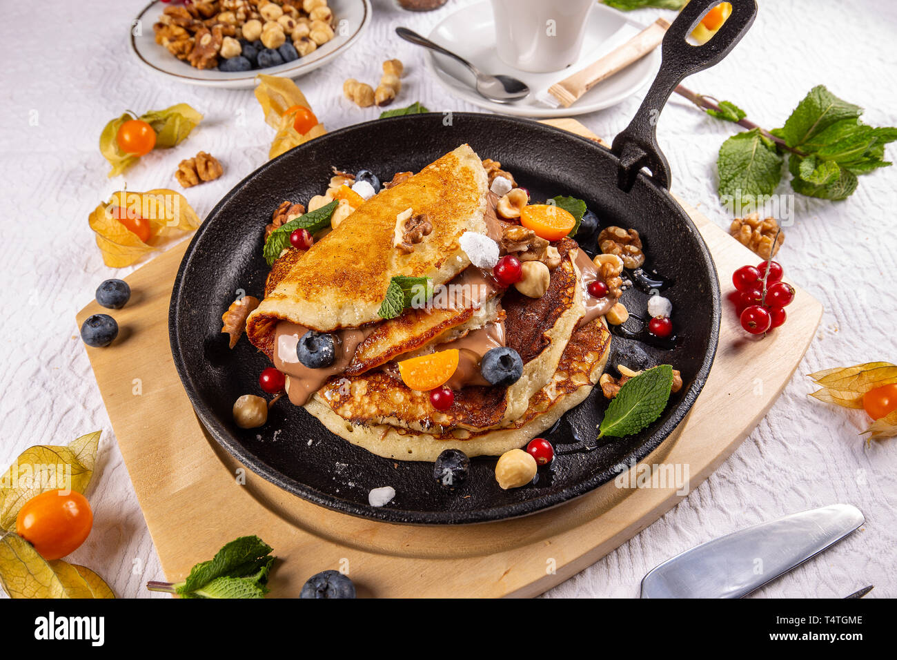 Crêpes original américain avec des baies, noix grillées et sauce au chocolat Banque D'Images