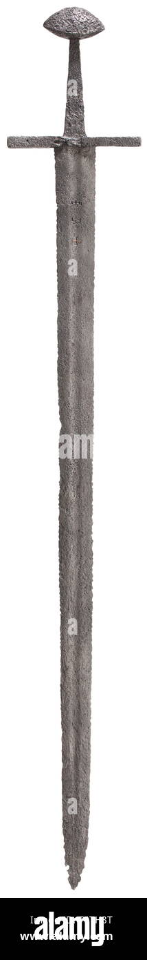 Une épée médiévale allemande, vers 1100. Arme à double lame avec plus de faible profondeur s'étendant de haut en bas. Inscription ' + P  +' des deux côtés, un côté avec des incrustations de cuivre demeure. Quillons tout droit de section rectangulaire. Tang légèrement conique en forme avec pommeau de noix du Brésil. Longueur 97,5 cm. Provenance : Ancienne collection privée de Hesse historique., historique, épée, épées, armes, d'armes, l'arme, le bras, appareil de combat, militaire, militaria, objet, objets, alambics, clipping, coupures, cut out, cut-out, cut-outs, arme de mêlée, armes de mêlée, Additional-Rights Clearance-Info-Not-Available- Banque D'Images