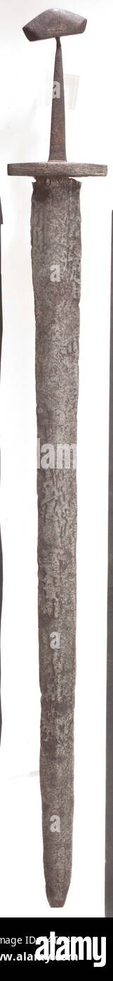 Une épée Viking du nord de l'Europe, 10ème/11ème siècle AD. Arme à double lame de section lenticulaire, le point endommagé. Tout droit quillons effiler vers les extrémités. Tang svelte avec pommeau d'une seule pièce. Les surfaces nettoyées et fortement remaniée, légère reste de piqûres. Longueur 83 cm. Provenance : Ancienne collection privée de Hesse historique., historique, épée, épées, armes, d'armes, l'arme, le bras, appareil de combat, militaire, militaria, objet, objets, alambics, clipping, coupures, cut out, cut-out, cut-outs, arme de mêlée, armes de mêlée, le métal, le moyen-âge, Additional-Rights Clearance-Info-Not-Available- Banque D'Images