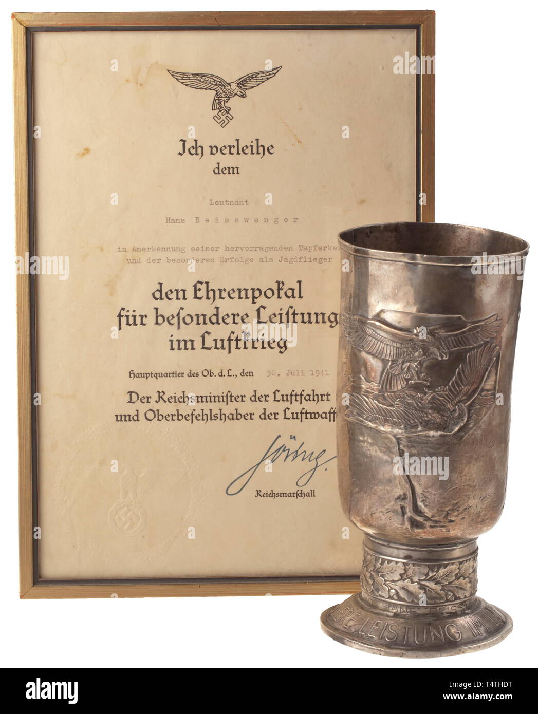 Feuilles de chêne gagnant, Hans Beißwenger (1916 - 1943) - Coupe de la Luftwaffe d'honneur avec bourse document. Question d'argent avec gravure "Leutnant Hans Beisswenger am 30.7.41', la face inférieure avec 'JOH.WAGNER & Sohn 835' et un croissant avec couronne. Le gobelet est fortement endommagé et restauré (en partie raccourcie, nouvelle frontière sur le bord supérieur, bosselé, rayé, etc.). Selon l'ancien propriétaire, le gobelet a été fortement endommagée pendant le transport de la remise des prix. Beißwenger a été tué en action en 1943. Inclus est le document à prix encadrés (tr.) 'Lieutenant Hans Beißwenger Editorial-Use dans recon, seule Banque D'Images