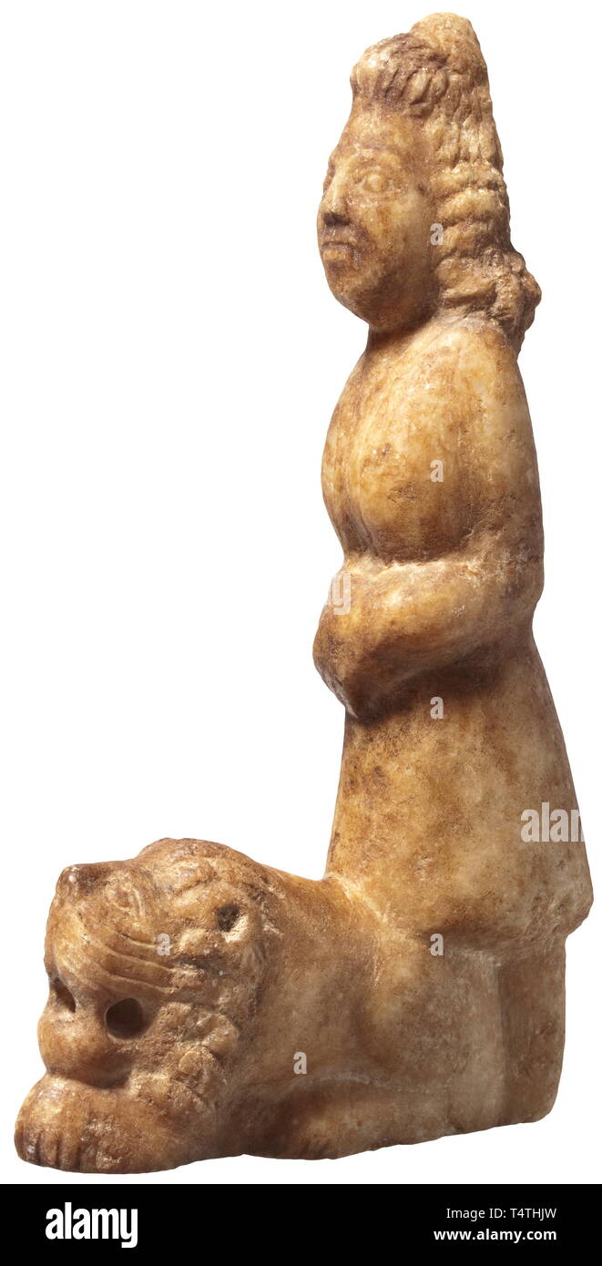 Une figure de Cybèle, provinces romaines, 2ème/3ème siècle AD. En clair, avec une légère patine. La figure stylisée de fortement la déesse Cybèle, un lion couchant à ses pieds. Hauteur 21,5 cm. Le culte de la déesse mère cybèle est apparu à Rome pendant le deuxième siècle avant J.-C., par la suite se répandre dans l'Empire romain et de persévérer jusqu'au quatrième siècle AD. Provenance : Collection privée, du sud de l'Allemagne des années 70 ou des années 80., historique, historique Empire romain, monde antique, antiquité, antiquité, Additional-Rights Clearance-Info-Not-Available- Banque D'Images