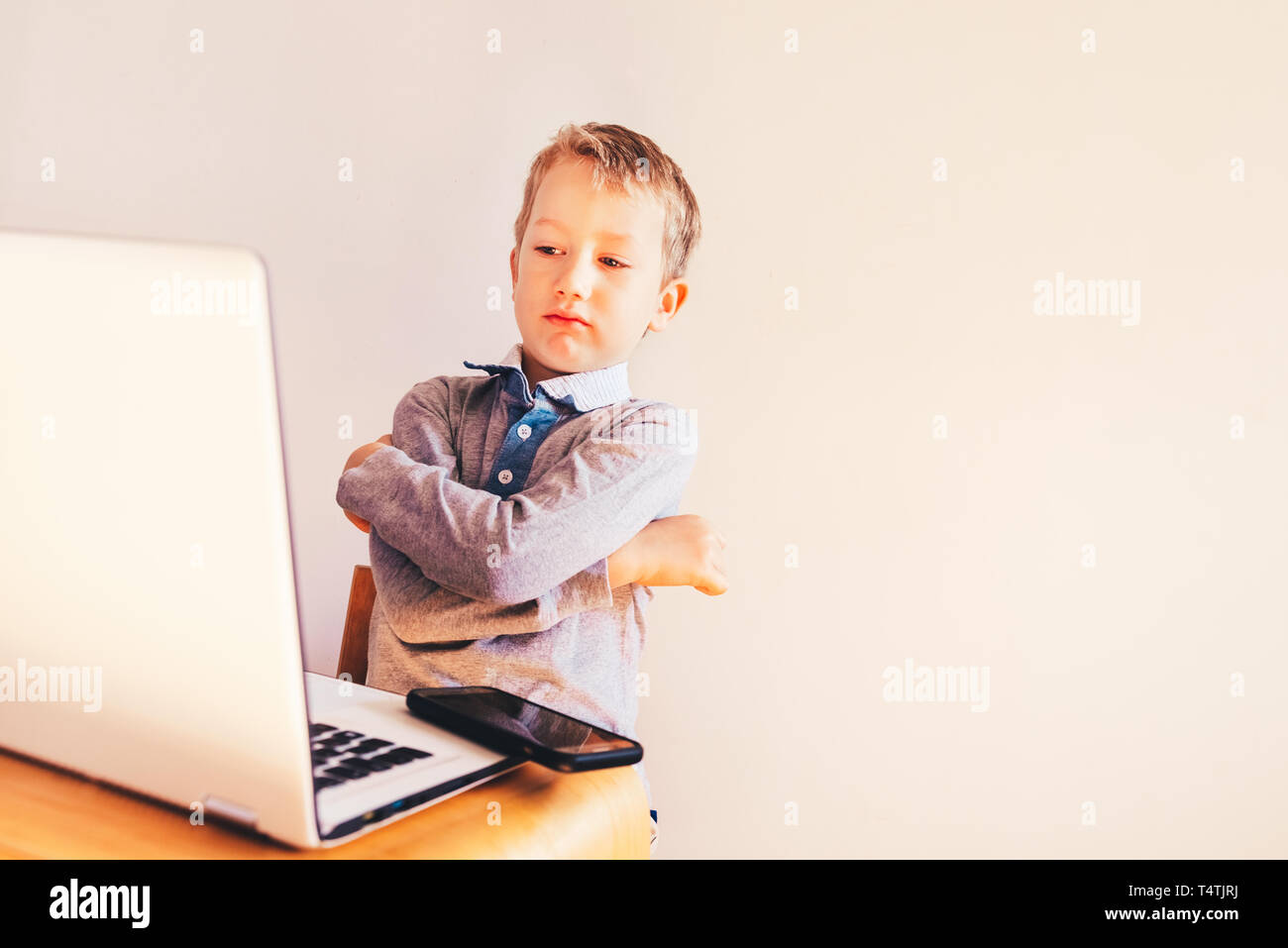 Enfant 5 ans à travailler sur un ordinateur portable avec un visage en  colère quand les affaires à défaut, l'humour de l'image Photo Stock - Alamy