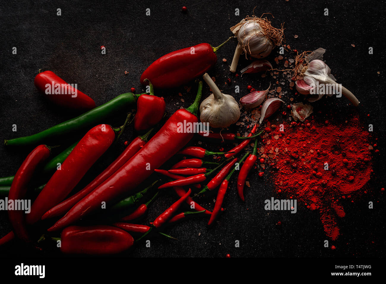 L'ail le piment en poudre et de piment vert et rouge ingrédients Banque D'Images