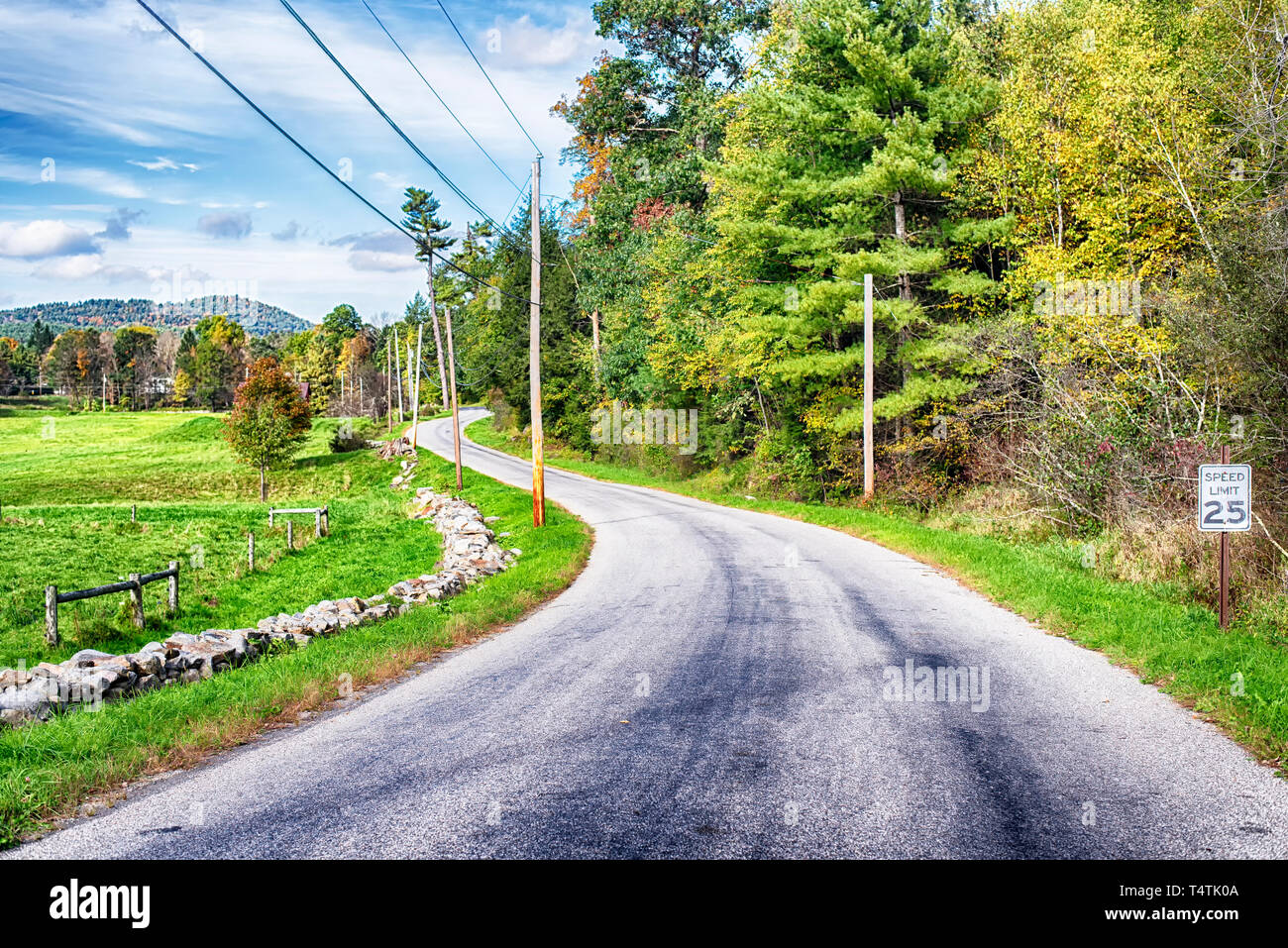 Un chemin rural par les terres agricoles au sein de la nouvelle Angleterre ville de Cornwall connecticut le ciel bleu un jour. Banque D'Images