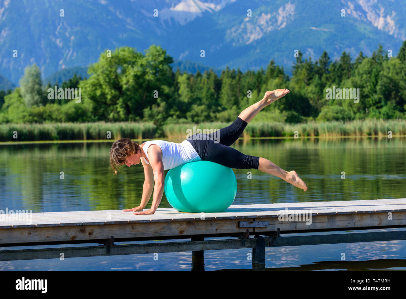 Femme avec ballon de gymnastique pilates Banque D'Images