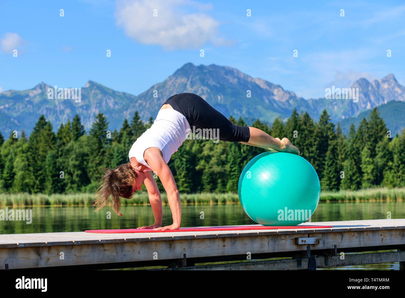 Femme avec ballon de gymnastique pilates Banque D'Images