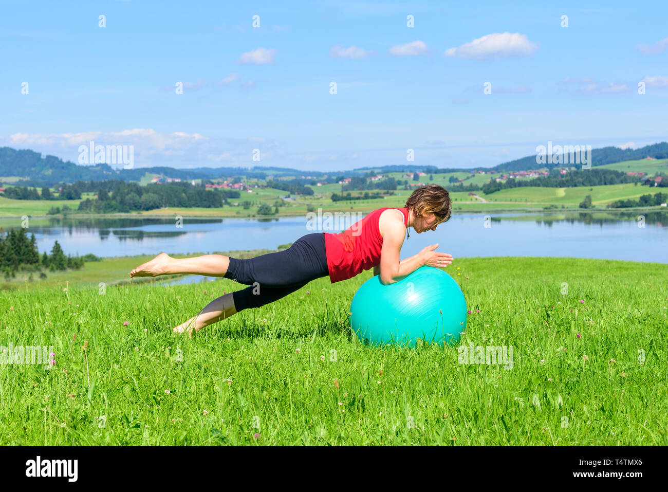 Femme avec ballon de gymnastique pilates Banque D'Images