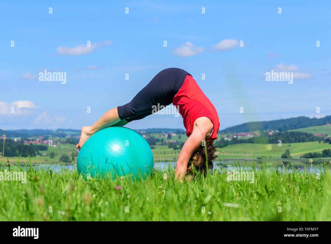 Femme avec ballon de gymnastique pilates Banque D'Images