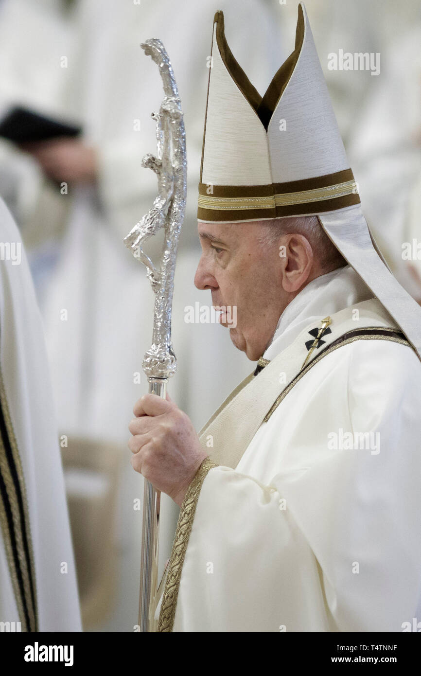Cité du Vatican, Vatican. 18 avr, 2019. Le pape François ouvre la Messe chrismale du Jeudi Saint (Jeudi saint) qui marque le début des célébrations de Pâques à la basilique de Saint Pierre. La Messe chrismale est la liturgie traditionnelle, au cours de laquelle les huiles à utiliser dans les sacrements de l'initiation, l'ordre et la guérison tout au long de l'année à venir sont bénis. Credit : Giuseppe Ciccia/Pacific Press/Alamy Live News Banque D'Images