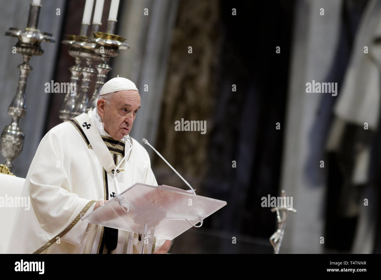 Cité du Vatican, Vatican. 18 avr, 2019. Le pape François ouvre la Messe chrismale du Jeudi Saint (Jeudi saint) qui marque le début des célébrations de Pâques à la basilique de Saint Pierre. La Messe chrismale est la liturgie traditionnelle, au cours de laquelle les huiles à utiliser dans les sacrements de l'initiation, l'ordre et la guérison tout au long de l'année à venir sont bénis. Credit : Giuseppe Ciccia/Pacific Press/Alamy Live News Banque D'Images