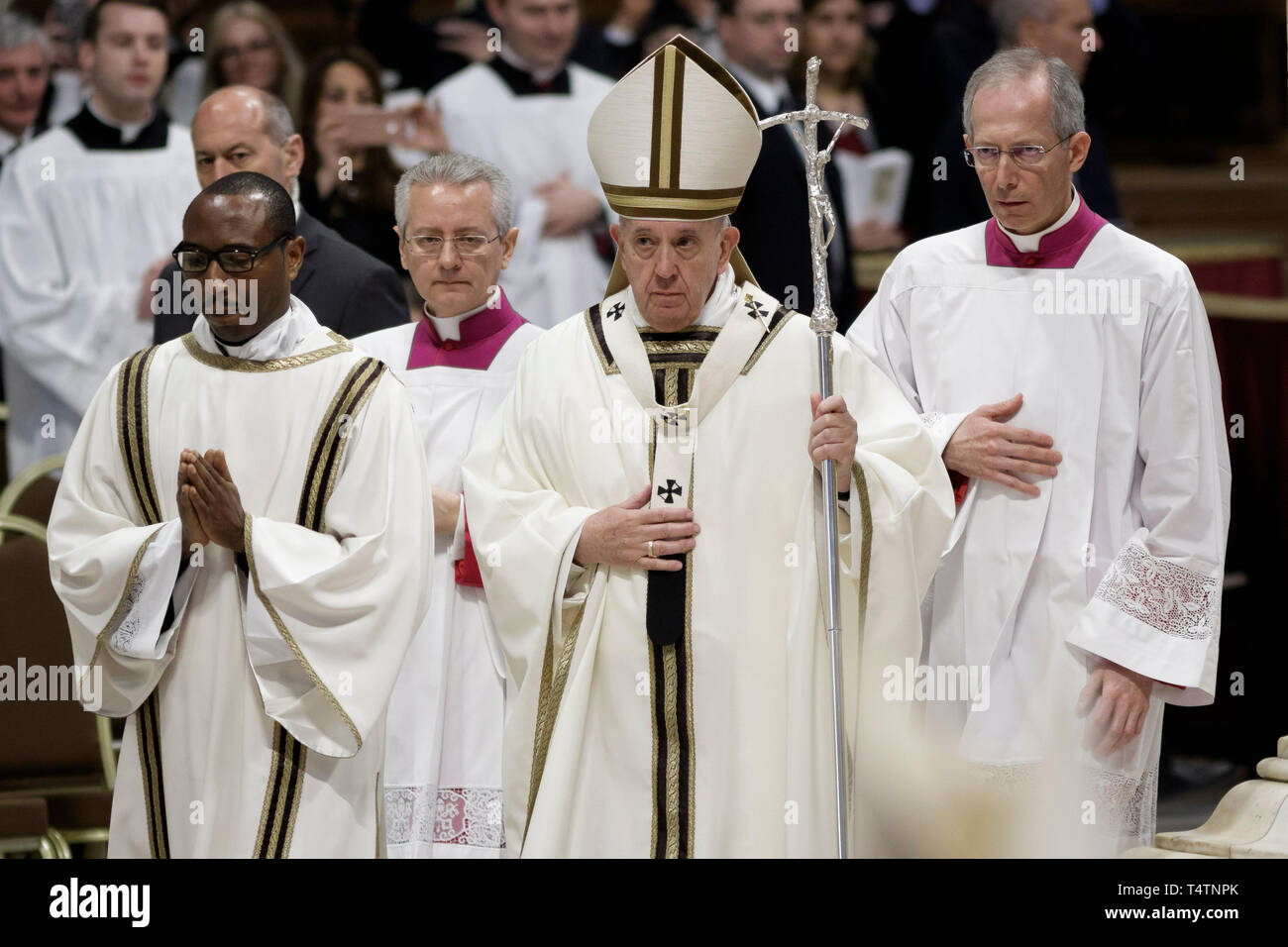 Cité du Vatican, Vatican. 18 avr, 2019. Le pape François ouvre la Messe chrismale du Jeudi Saint (Jeudi saint) qui marque le début des célébrations de Pâques à la basilique de Saint Pierre. La Messe chrismale est la liturgie traditionnelle, au cours de laquelle les huiles à utiliser dans les sacrements de l'initiation, l'ordre et la guérison tout au long de l'année à venir sont bénis. Credit : Giuseppe Ciccia/Pacific Press/Alamy Live News Banque D'Images
