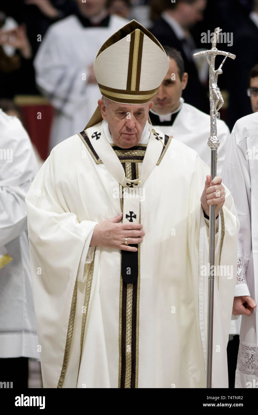 Cité du Vatican, Vatican. 18 avr, 2019. Le pape François ouvre la Messe chrismale du Jeudi Saint (Jeudi saint) qui marque le début des célébrations de Pâques à la basilique de Saint Pierre. La Messe chrismale est la liturgie traditionnelle, au cours de laquelle les huiles à utiliser dans les sacrements de l'initiation, l'ordre et la guérison tout au long de l'année à venir sont bénis. Credit : Giuseppe Ciccia/Pacific Press/Alamy Live News Banque D'Images