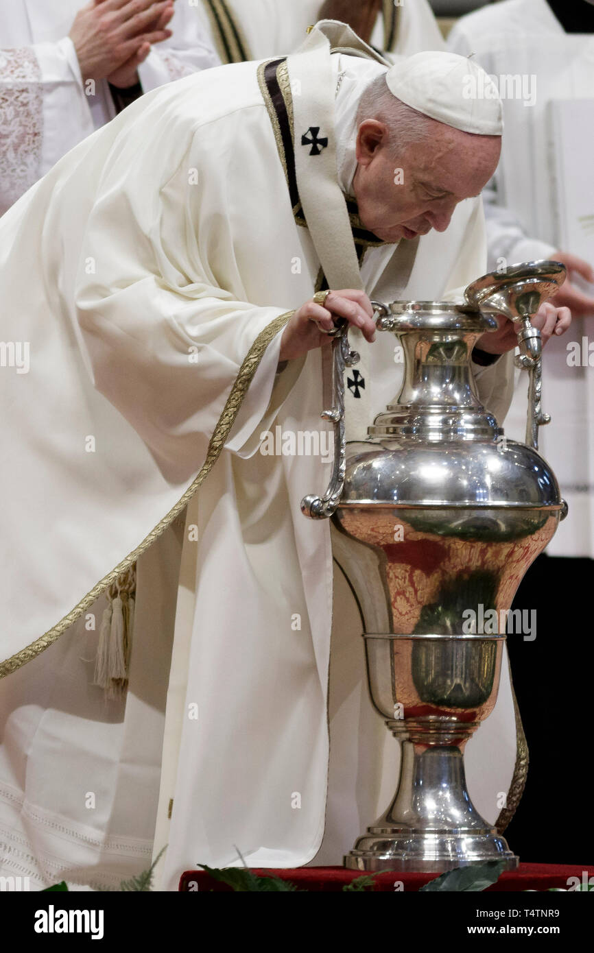 Cité du Vatican, Vatican. 18 avr, 2019. Le pape François ouvre la Messe chrismale du Jeudi Saint (Jeudi saint) qui marque le début des célébrations de Pâques à la basilique de Saint Pierre. La Messe chrismale est la liturgie traditionnelle, au cours de laquelle les huiles à utiliser dans les sacrements de l'initiation, l'ordre et la guérison tout au long de l'année à venir sont bénis. Credit : Giuseppe Ciccia/Pacific Press/Alamy Live News Banque D'Images