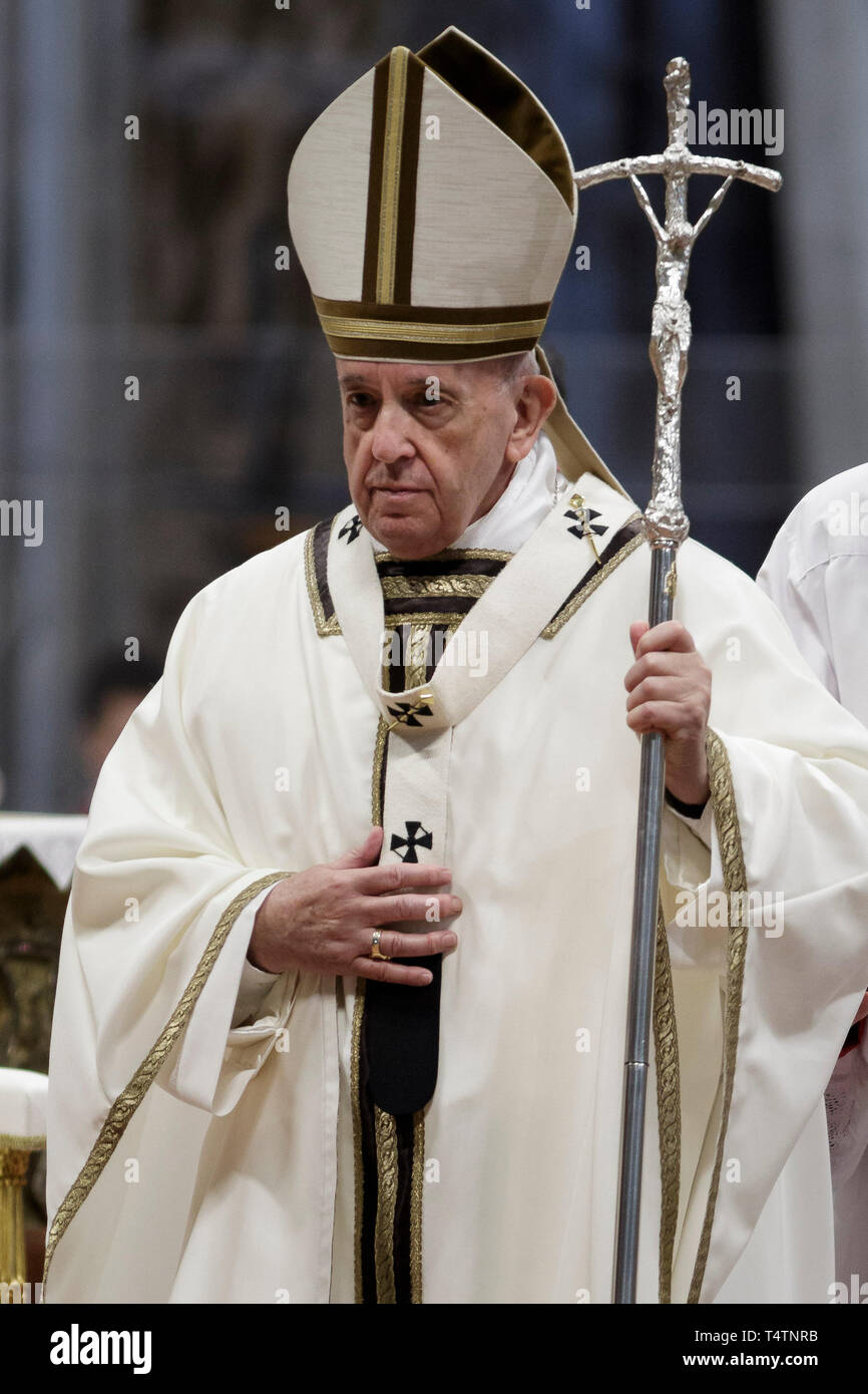 Cité du Vatican, Vatican. 18 avr, 2019. Le pape François ouvre la Messe chrismale du Jeudi Saint (Jeudi saint) qui marque le début des célébrations de Pâques à la basilique de Saint Pierre. La Messe chrismale est la liturgie traditionnelle, au cours de laquelle les huiles à utiliser dans les sacrements de l'initiation, l'ordre et la guérison tout au long de l'année à venir sont bénis. Credit : Giuseppe Ciccia/Pacific Press/Alamy Live News Banque D'Images