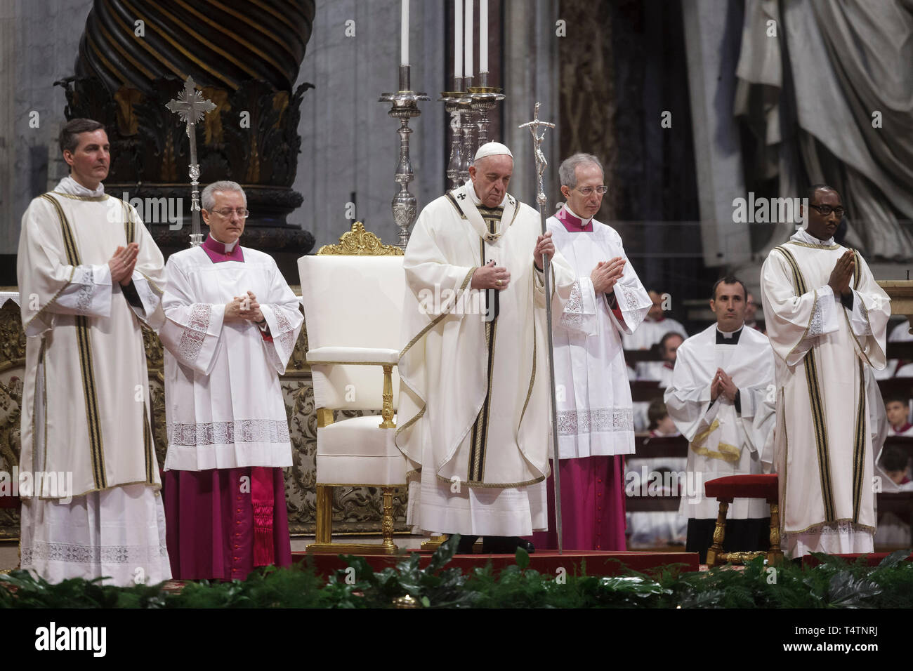 Cité du Vatican, Vatican. 18 avr, 2019. Le pape François ouvre la Messe chrismale du Jeudi Saint (Jeudi saint) qui marque le début des célébrations de Pâques à la basilique de Saint Pierre. La Messe chrismale est la liturgie traditionnelle, au cours de laquelle les huiles à utiliser dans les sacrements de l'initiation, l'ordre et la guérison tout au long de l'année à venir sont bénis. Credit : Giuseppe Ciccia/Pacific Press/Alamy Live News Banque D'Images
