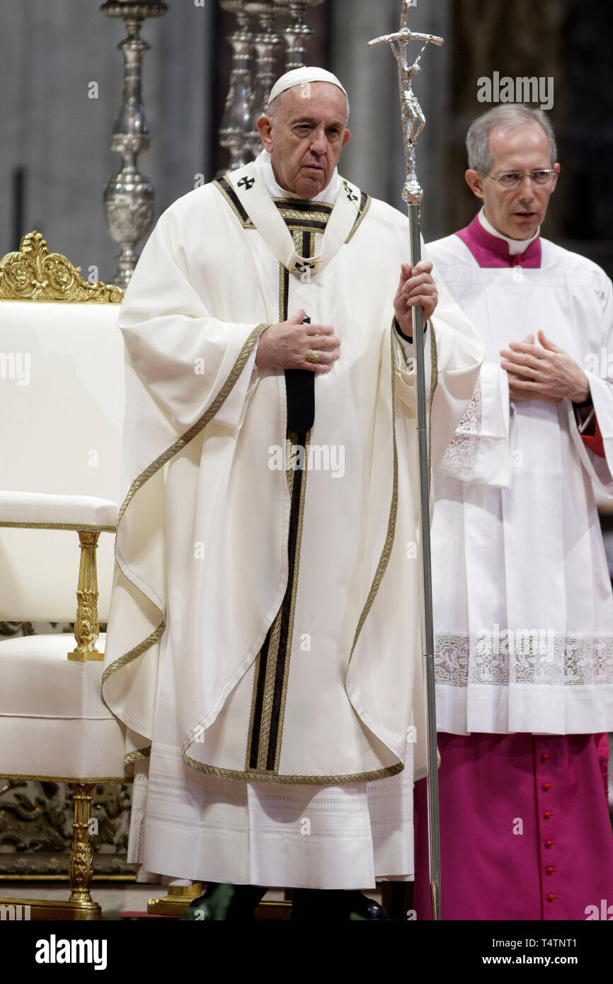 Cité du Vatican, Vatican. 18 avr, 2019. Le pape François ouvre la Messe chrismale du Jeudi Saint (Jeudi saint) qui marque le début des célébrations de Pâques à la basilique de Saint Pierre. La Messe chrismale est la liturgie traditionnelle, au cours de laquelle les huiles à utiliser dans les sacrements de l'initiation, l'ordre et la guérison tout au long de l'année à venir sont bénis. Credit : Giuseppe Ciccia/Pacific Press/Alamy Live News Banque D'Images