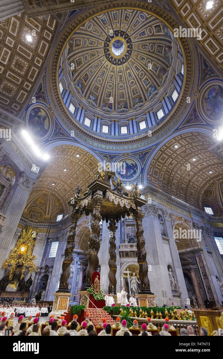 Cité du Vatican, Vatican. 18 avr, 2019. Le pape François ouvre la Messe chrismale du Jeudi Saint (Jeudi saint) qui marque le début des célébrations de Pâques à la basilique de Saint Pierre. La Messe chrismale est la liturgie traditionnelle, au cours de laquelle les huiles à utiliser dans les sacrements de l'initiation, l'ordre et la guérison tout au long de l'année à venir sont bénis. Credit : Giuseppe Ciccia/Pacific Press/Alamy Live News Banque D'Images