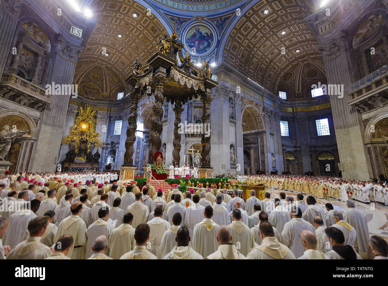 Cité du Vatican, Vatican. 18 avr, 2019. Le pape François ouvre la Messe chrismale du Jeudi Saint (Jeudi saint) qui marque le début des célébrations de Pâques à la basilique de Saint Pierre. La Messe chrismale est la liturgie traditionnelle, au cours de laquelle les huiles à utiliser dans les sacrements de l'initiation, l'ordre et la guérison tout au long de l'année à venir sont bénis. Credit : Giuseppe Ciccia/Pacific Press/Alamy Live News Banque D'Images