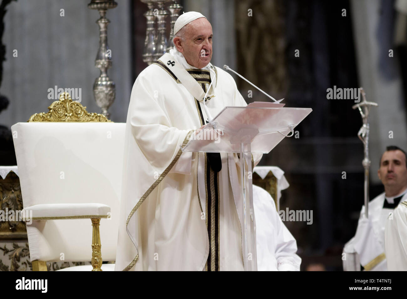 Cité du Vatican, Vatican. 18 avr, 2019. Le pape François ouvre la Messe chrismale du Jeudi Saint (Jeudi saint) qui marque le début des célébrations de Pâques à la basilique de Saint Pierre. La Messe chrismale est la liturgie traditionnelle, au cours de laquelle les huiles à utiliser dans les sacrements de l'initiation, l'ordre et la guérison tout au long de l'année à venir sont bénis. Credit : Giuseppe Ciccia/Pacific Press/Alamy Live News Banque D'Images