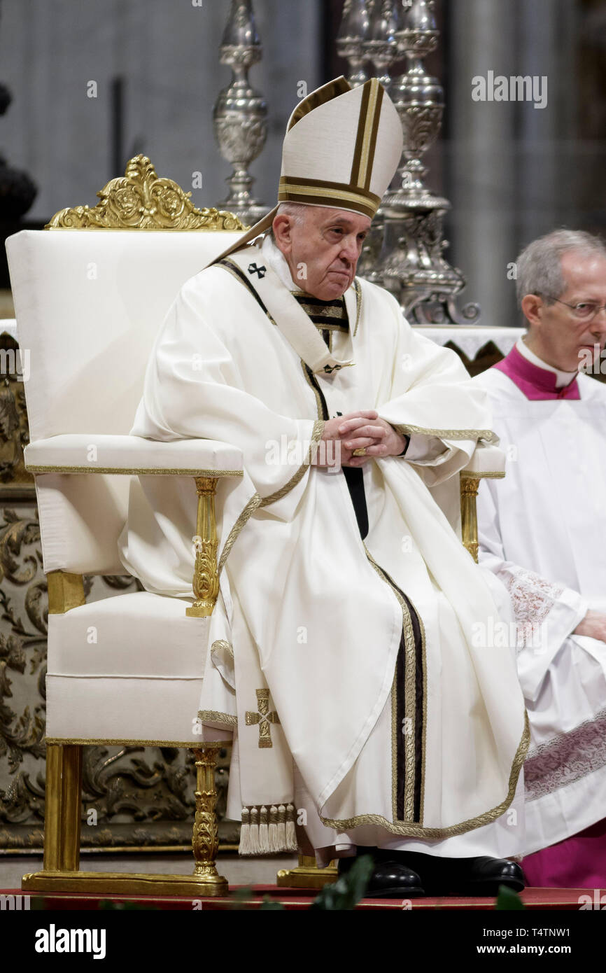 Cité du Vatican, Vatican. 18 avr, 2019. Le pape François ouvre la Messe chrismale du Jeudi Saint (Jeudi saint) qui marque le début des célébrations de Pâques à la basilique de Saint Pierre. La Messe chrismale est la liturgie traditionnelle, au cours de laquelle les huiles à utiliser dans les sacrements de l'initiation, l'ordre et la guérison tout au long de l'année à venir sont bénis. Credit : Giuseppe Ciccia/Pacific Press/Alamy Live News Banque D'Images