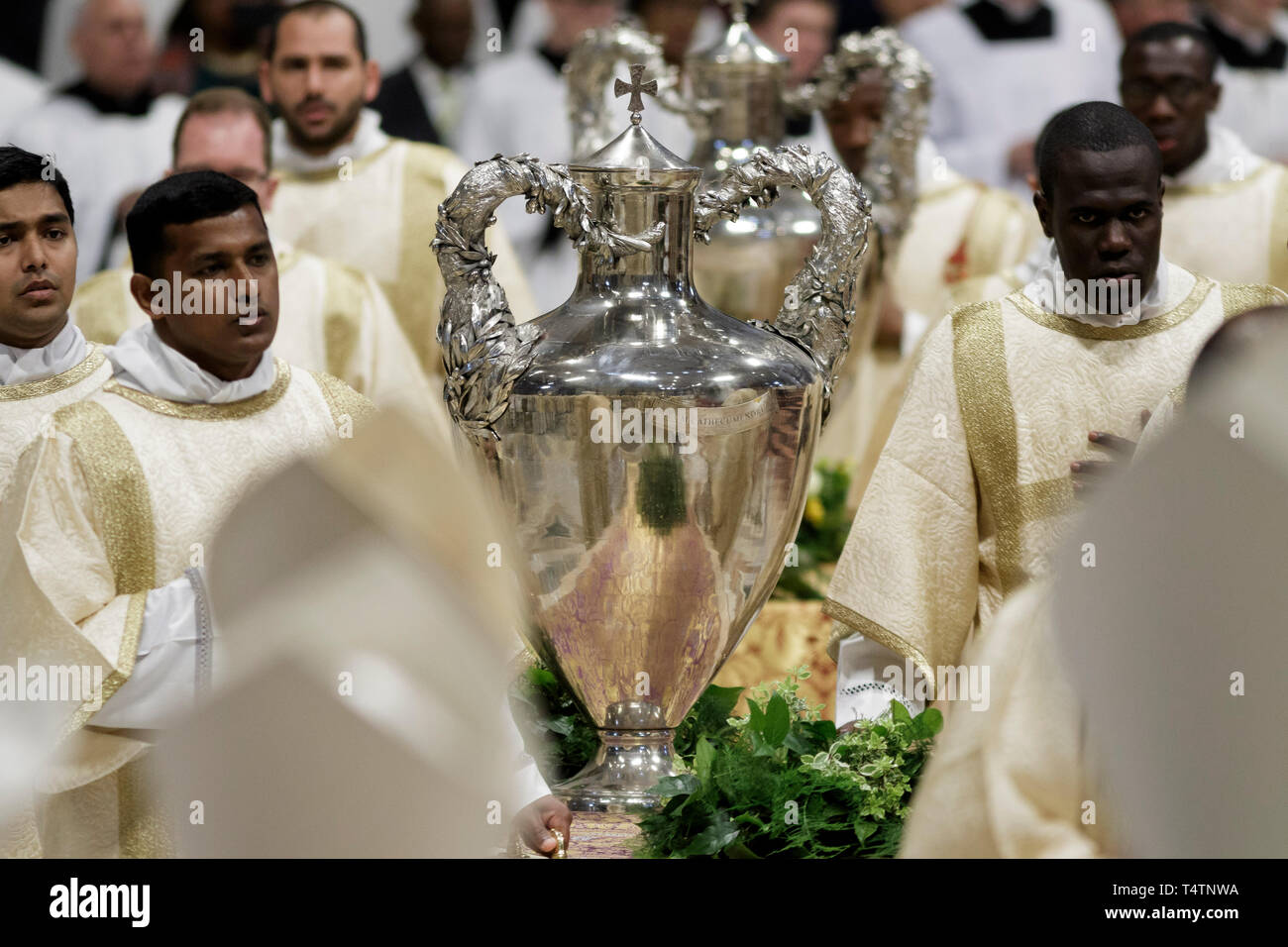Cité du Vatican, Vatican. 18 avr, 2019. Le pape François ouvre la Messe chrismale du Jeudi Saint (Jeudi saint) qui marque le début des célébrations de Pâques à la basilique de Saint Pierre. La Messe chrismale est la liturgie traditionnelle, au cours de laquelle les huiles à utiliser dans les sacrements de l'initiation, l'ordre et la guérison tout au long de l'année à venir sont bénis. Credit : Giuseppe Ciccia/Pacific Press/Alamy Live News Banque D'Images