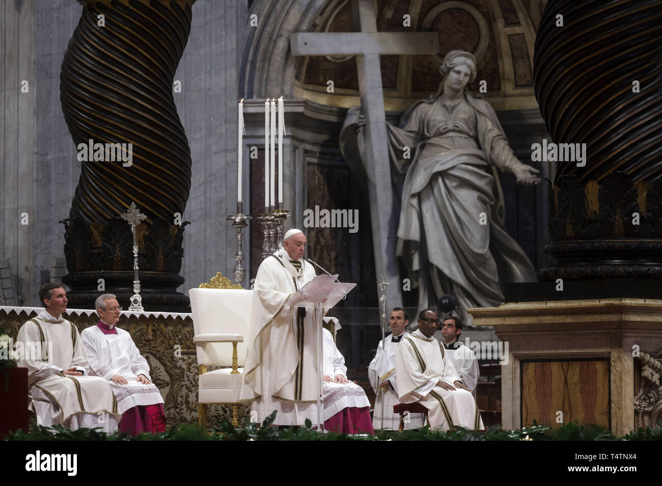 Cité du Vatican, Vatican. 18 avr, 2019. Le pape François ouvre la Messe chrismale du Jeudi Saint (Jeudi saint) qui marque le début des célébrations de Pâques à la basilique de Saint Pierre. La Messe chrismale est la liturgie traditionnelle, au cours de laquelle les huiles à utiliser dans les sacrements de l'initiation, l'ordre et la guérison tout au long de l'année à venir sont bénis. Credit : Giuseppe Ciccia/Pacific Press/Alamy Live News Banque D'Images
